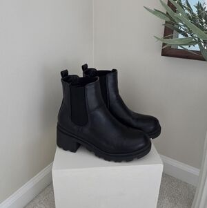 Block Heel Ankle Boots / Booties